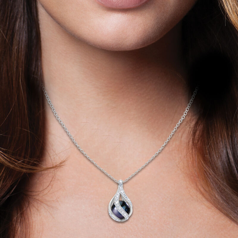 Love's Embrace Collar de Diamantes y Perlas Negras